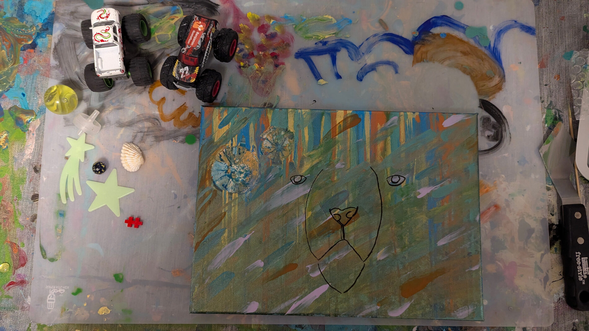 Canvas with a lion outline.